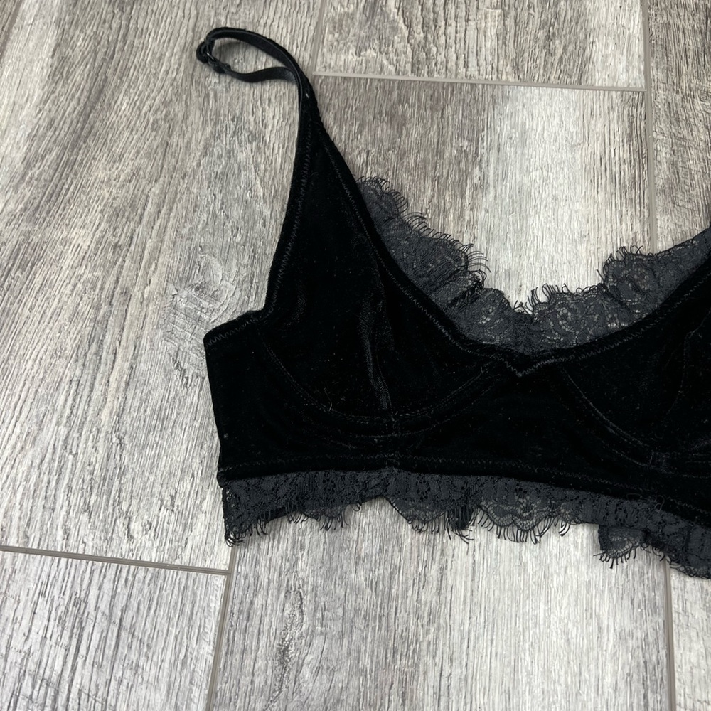 32A Free People‎ Black Velvet Bralette - Picture 2 of 12